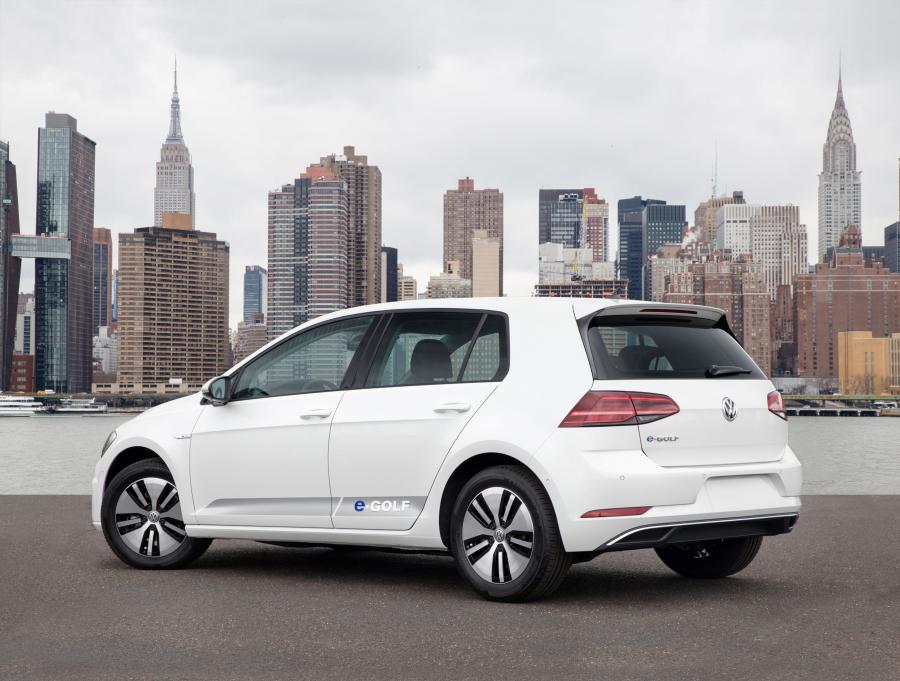  Volkswagen e-Golf 2017 года  (NA) (фото 28 из 32)